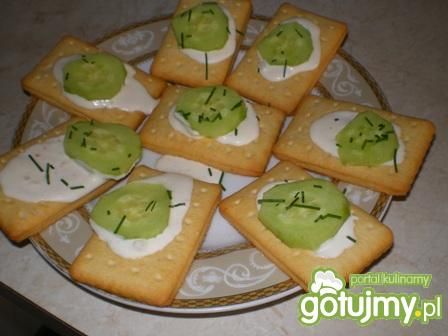 Krakersy z dipem i zielonym ogórkiem