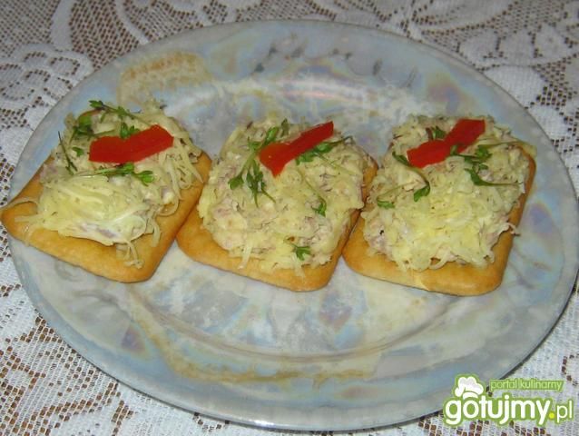 Krakersy z pastą tuńczykową