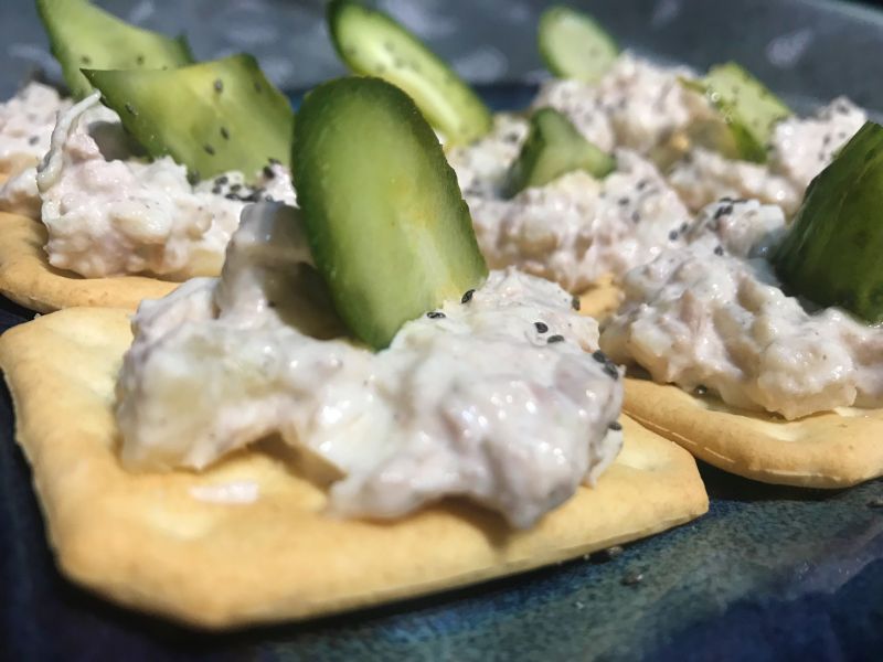 Krakersy z pastą tuńczykowo-chrzanową