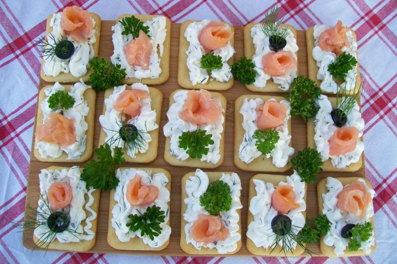 Krakersy z serkiem i łososiem