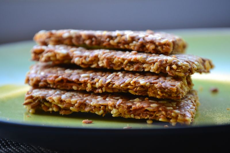 Krakersy z siemienia lnianego i sezamu