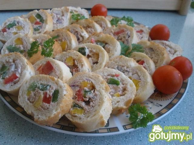 Krążki bagietki z pastą z tuńczyka Krążki bagietki z pastą z tuńczyka