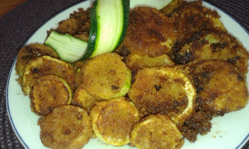 Krążki cukinii w panierce , smażone na oleju Krążki cukinii w panierce , smażone na oleju