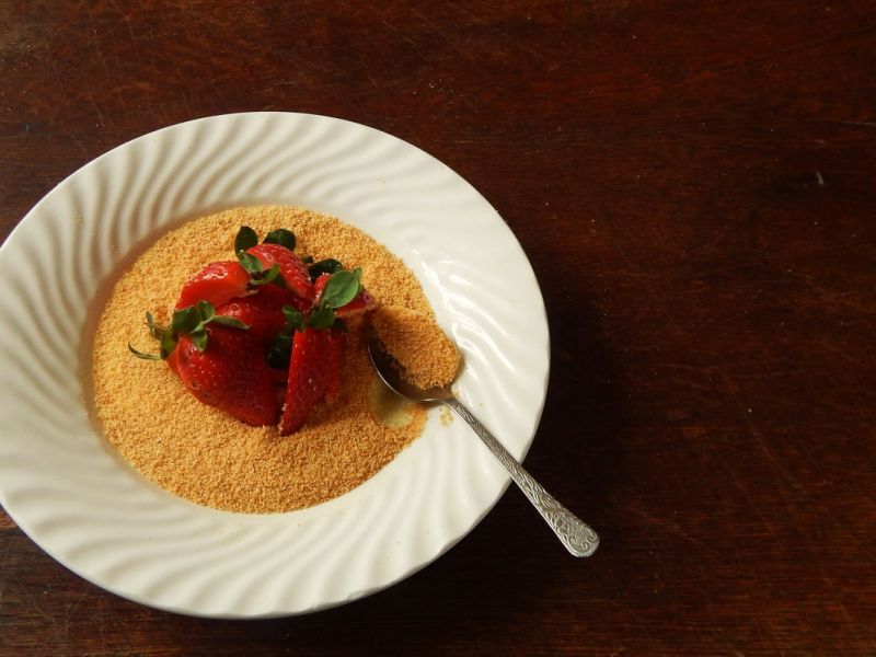 Krem bawarski z truskawkami i kruszonką 