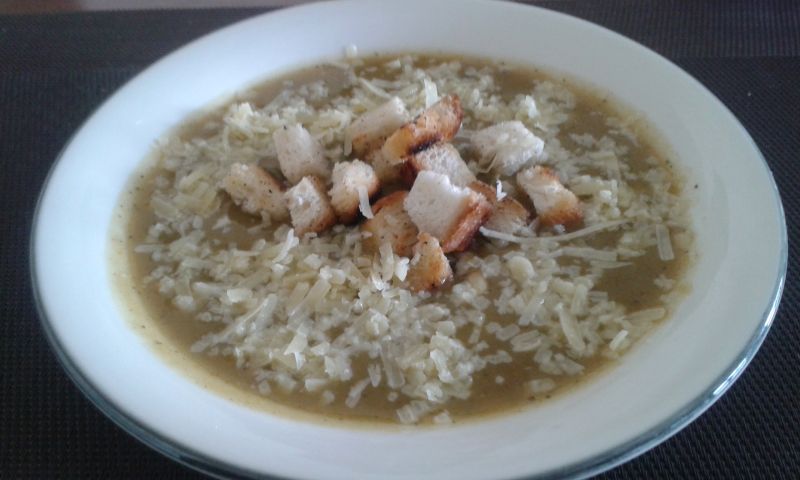 Krem brokułowo - pietruszkowy z serem i grzankami