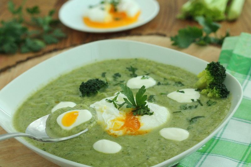 Krem brokułowo selerowy z jajem