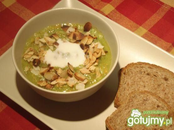 Krem brokułowy z migdałami Krem brokułowy z migdałami