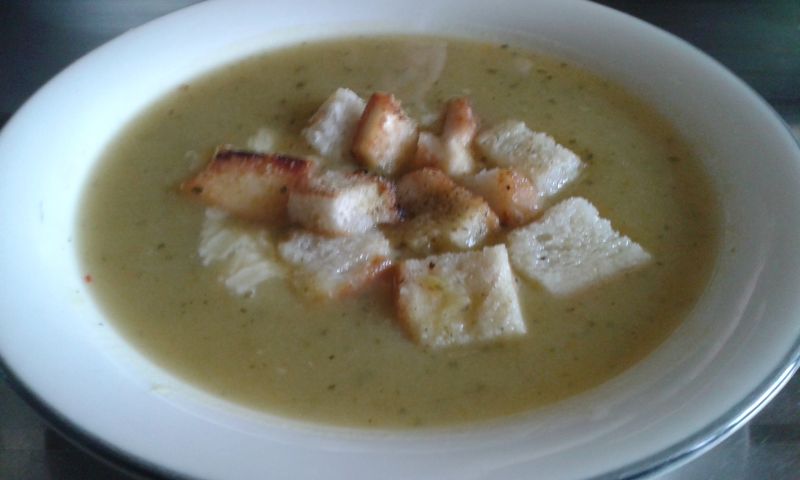 Krem cukiniowy z grzankami