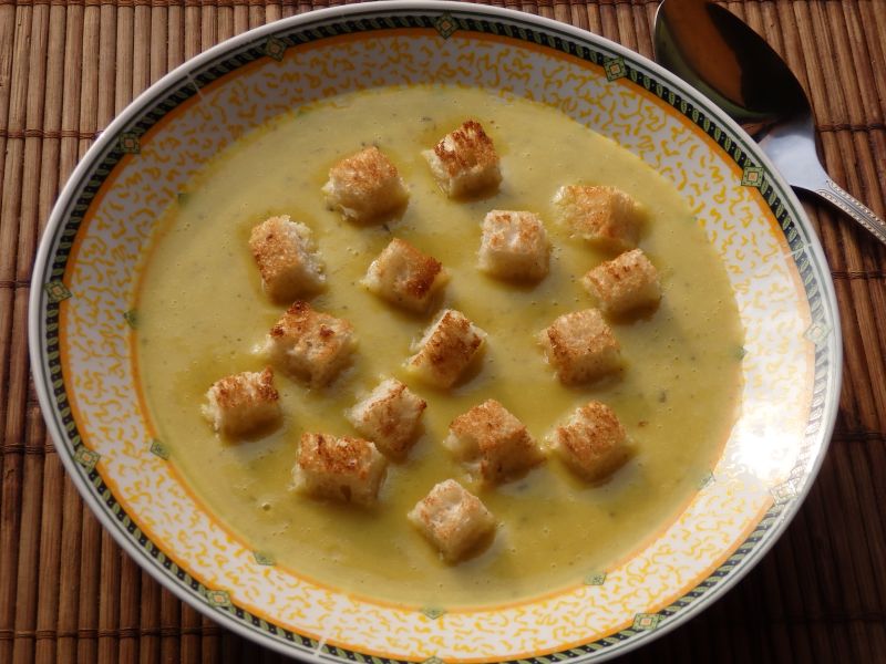 Krem dyniowo-cukiniowy z czubrycą zieloną Krem dyniowo-cukiniowy z czubrycą zieloną