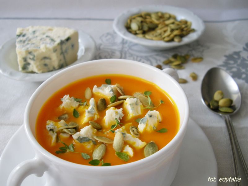 Krem dyniowo marchwiowy z pleśniowym serem 