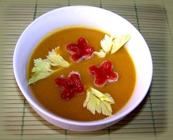 Krem dyniowo-selerowy z grzanką łowicką.