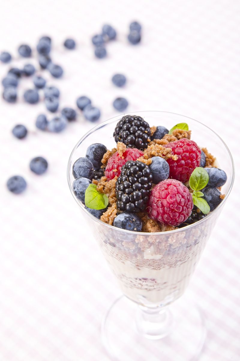 Krem jogurtowy z owocami leśnymi i kruszonką