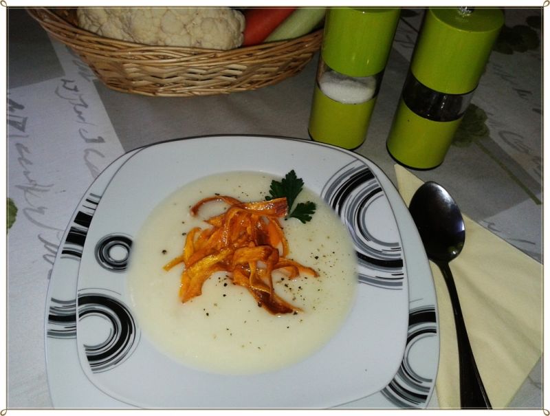 Krem kalafiorowy z chipsami marchewkowymi  Krem kalafiorowy z chipsami marchewkowymi