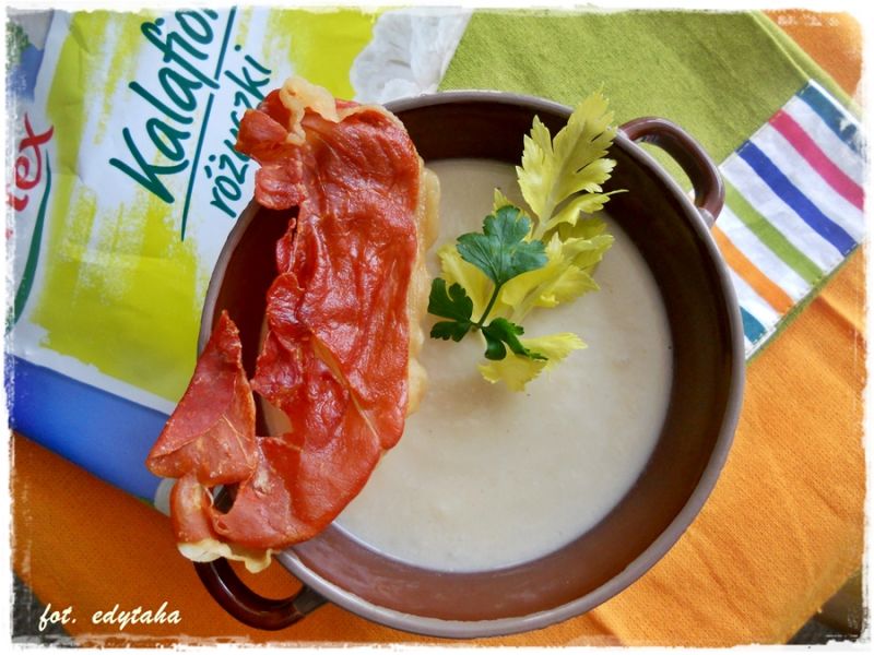 Krem kalafiorowy z chipsami z szynki prosciutto