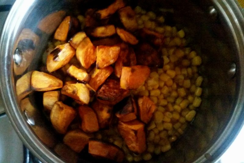 Krem kukurydziany z pieczonym batatem