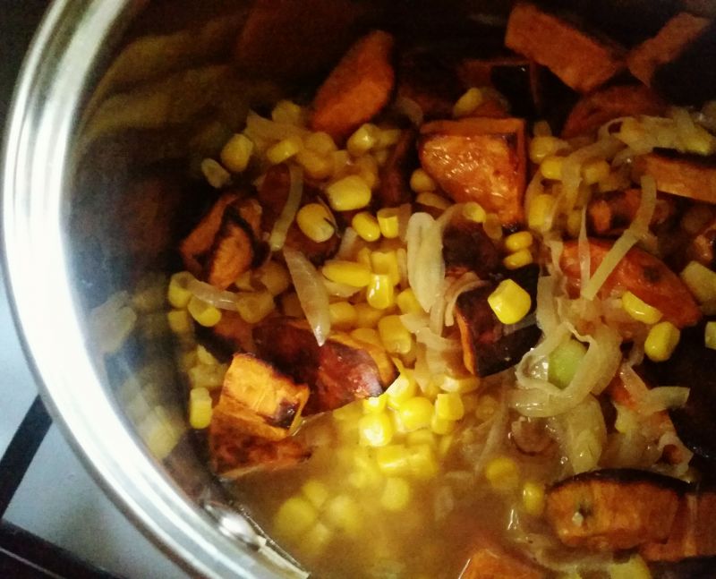 Krem kukurydziany z pieczonym batatem