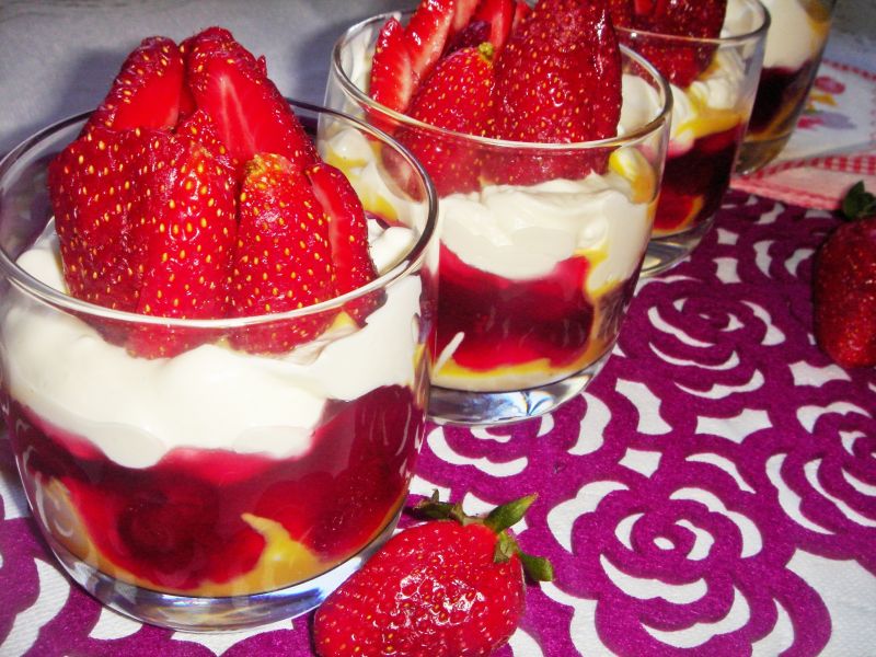 Krem mascarpone z advocatem i truskawkami