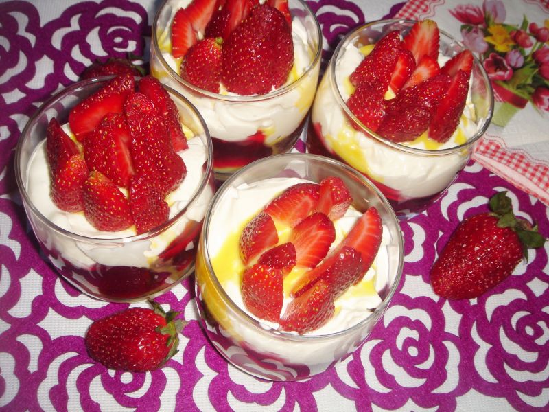 Krem mascarpone z advocatem i truskawkami