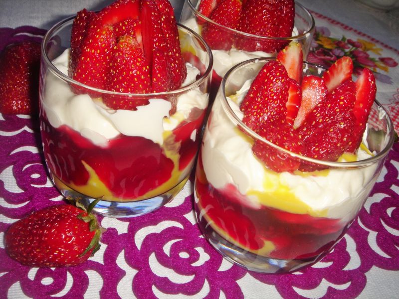 Krem mascarpone z advocatem i truskawkami