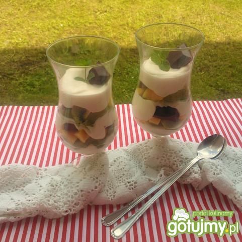 Krem mascarpone z owocami i czekoladą