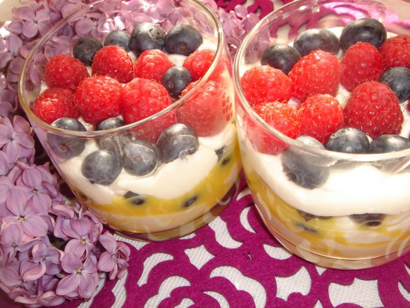 Krem mascarpone z owocami sezonowymi i advocatem