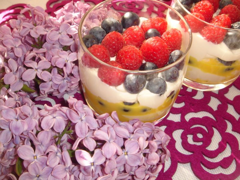 Krem mascarpone z owocami sezonowymi i advocatem