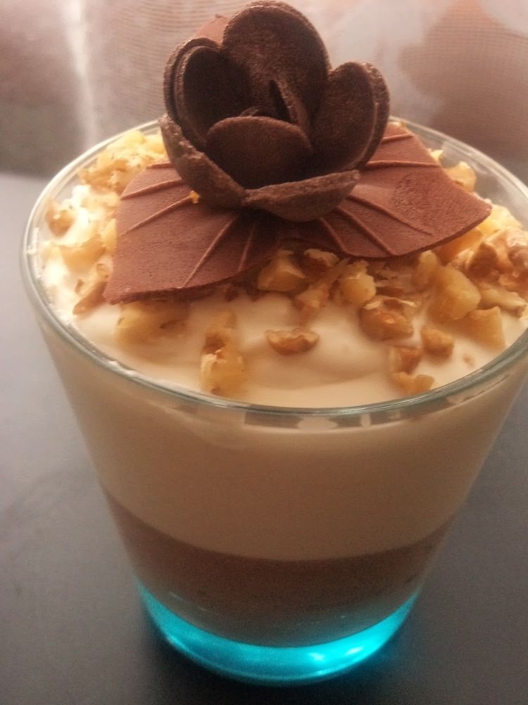 Krem po sułtańsku z orzechową posypką