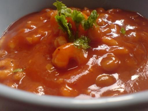 Krem pomidorowo-fasolowy z krewetkami.