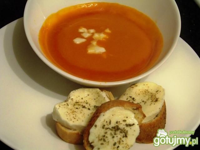Krem pomidorowo-marchewkowy z mozzarellą Krem pomidorowo-marchewkowy z mozzarellą