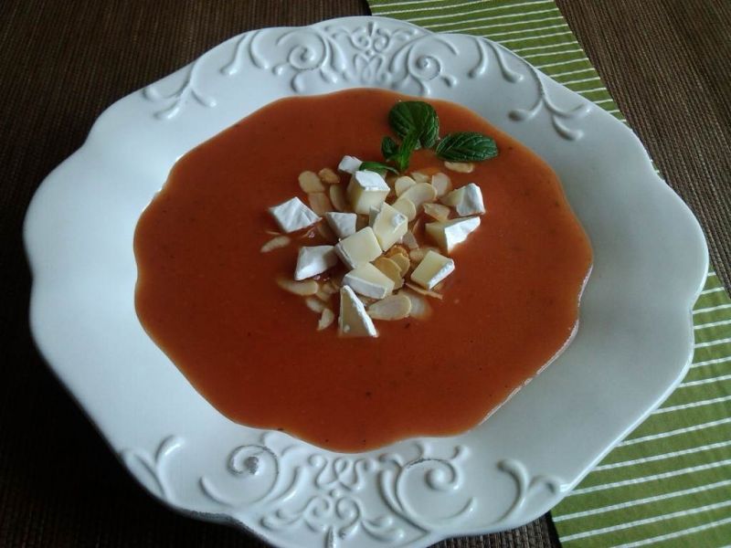 Krem pomidorowy z prażonymi migdałami i camembert Krem pomidorowy z prażonymi migdałami i camembert