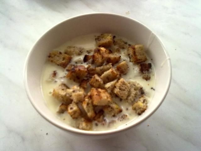 Krem serowy z grzankami