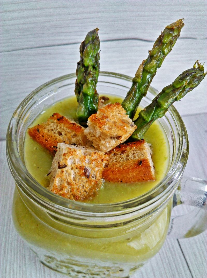 Krem szparagowy z grzankami