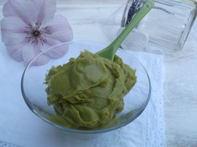 Krem z awokado z chałwą