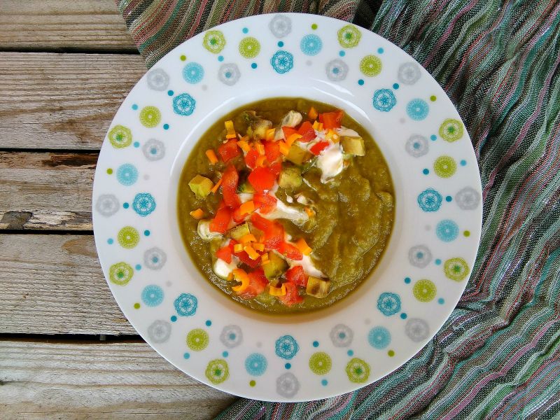 Krem z awokado z pomidorem i chilli