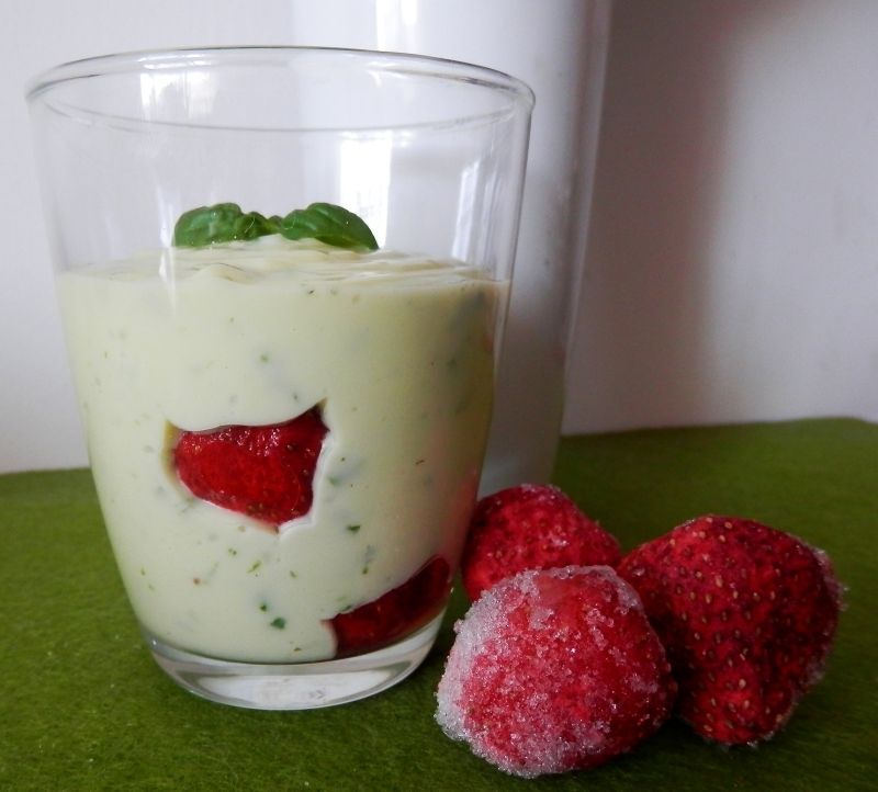 Krem z białej czekolady i bazylii z truskawkami