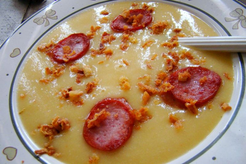 Krem z białych szparagów z grillowaną kiełbasą