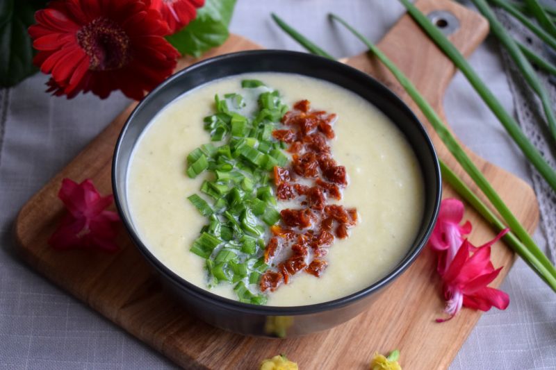 Krem z białych szparagów z suszonymi pomidorami