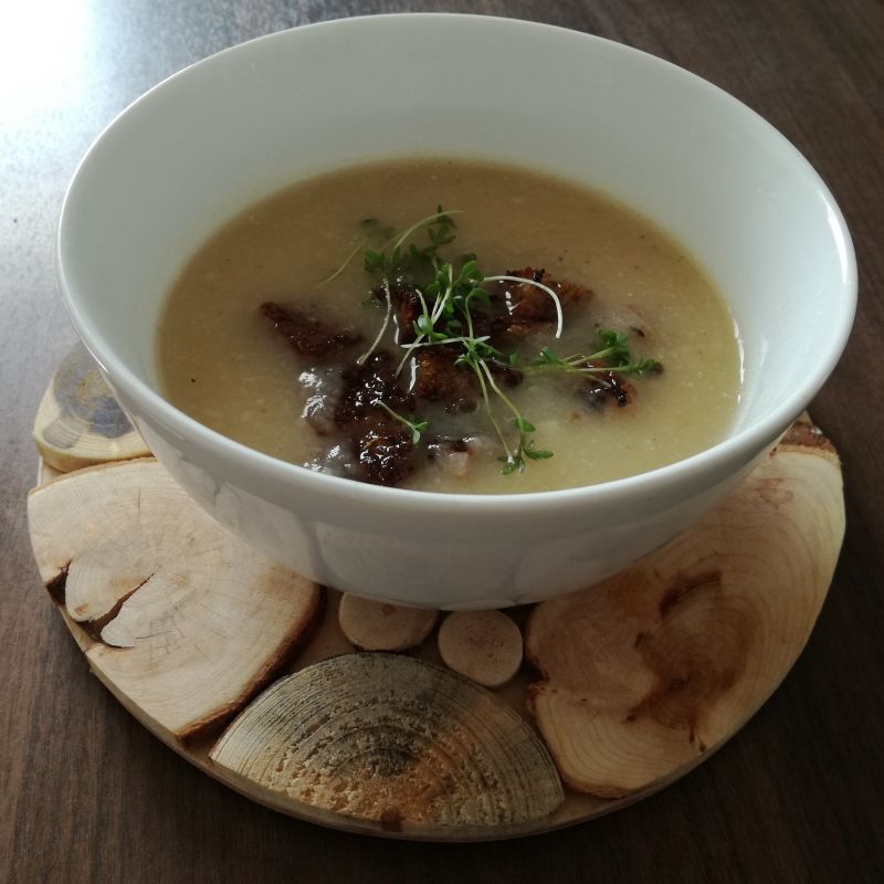 Krem z białych warzyw z grzankami