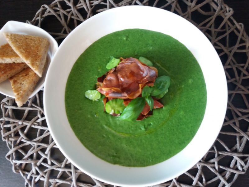 Krem z bobu szpinaku z szynką długo dojrzewającą