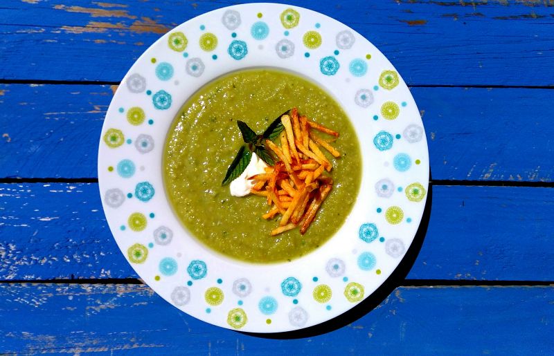 Krem z bobu na cydrze z chrustem ziemniaczanym