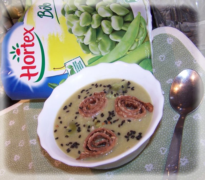 Krem z bobu z naleśnikami sezamowymi