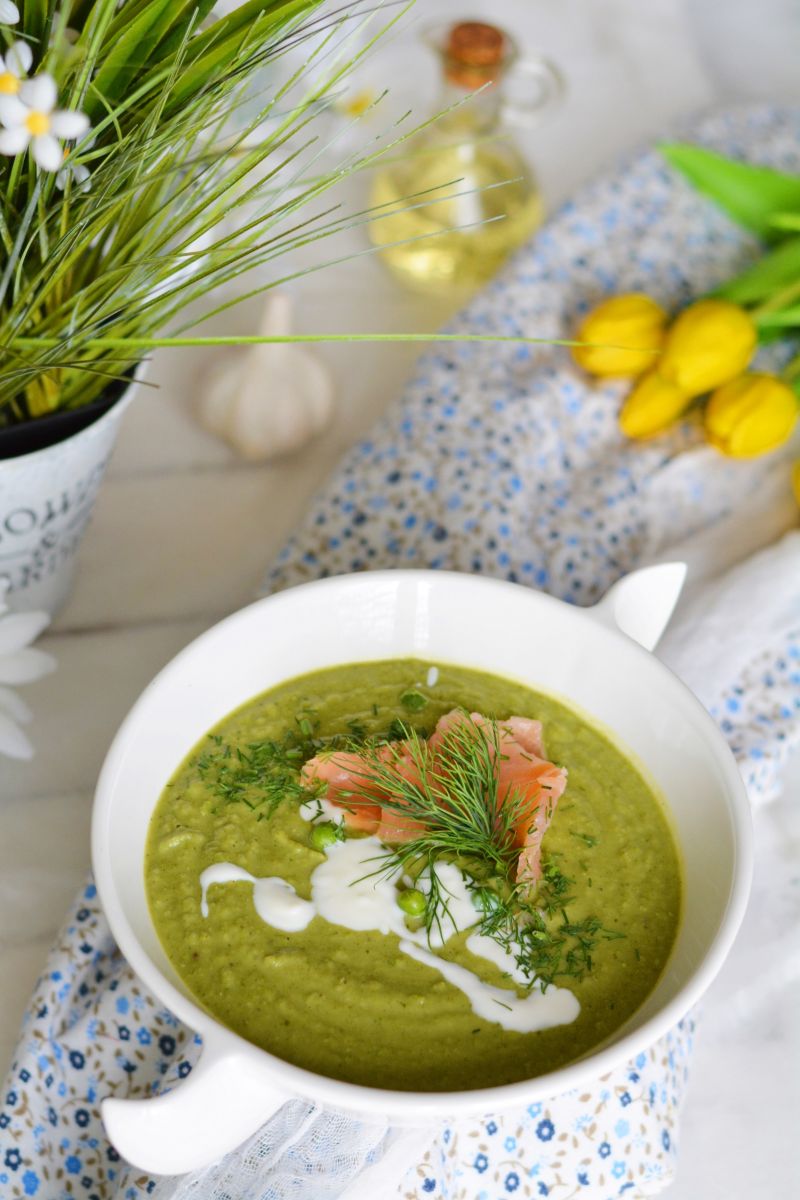 Zupa krem z bobu, zielonego groszku i łososia