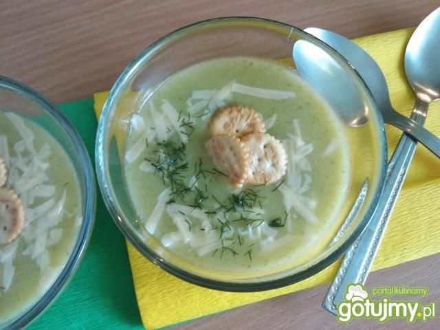 Krem z brokułów z krakersami