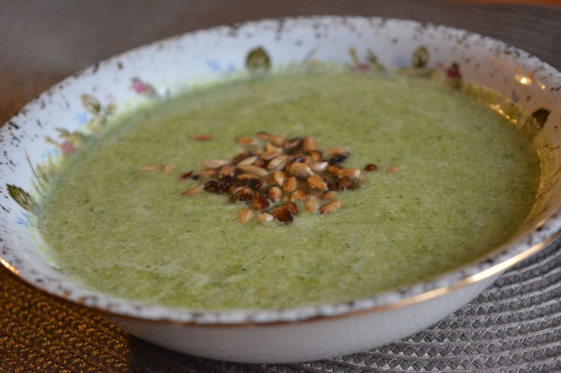 Krem z brokułów z mozzarellą i słonecznikiem  