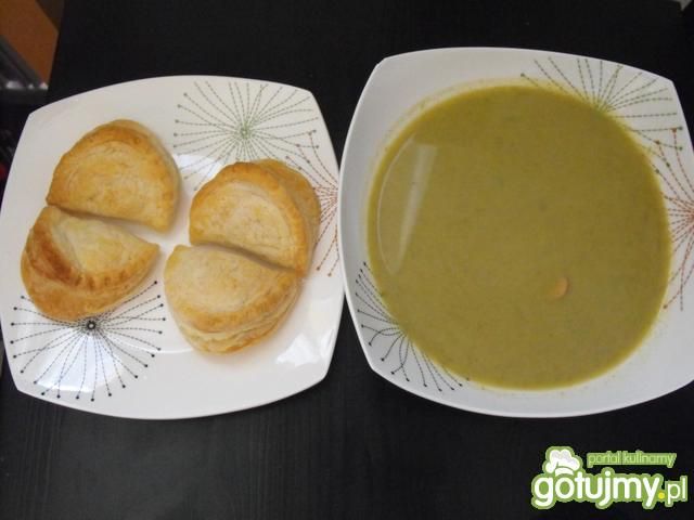 Krem z brokułów z pierożkami 