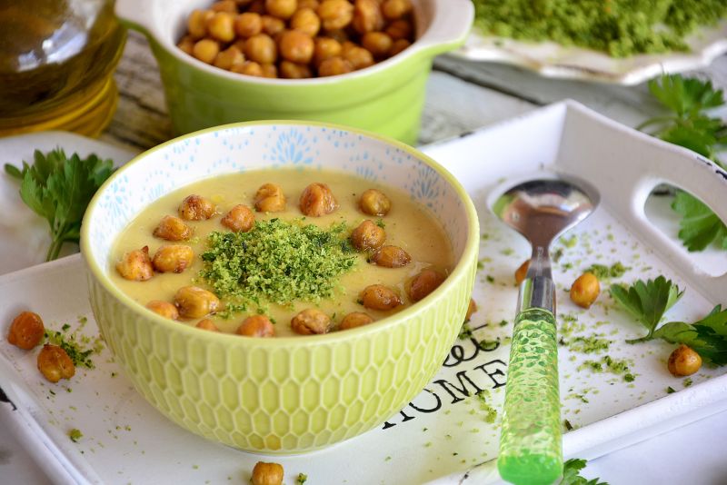 Krem z cukinii z ciecierzycą i jadalnym mchem