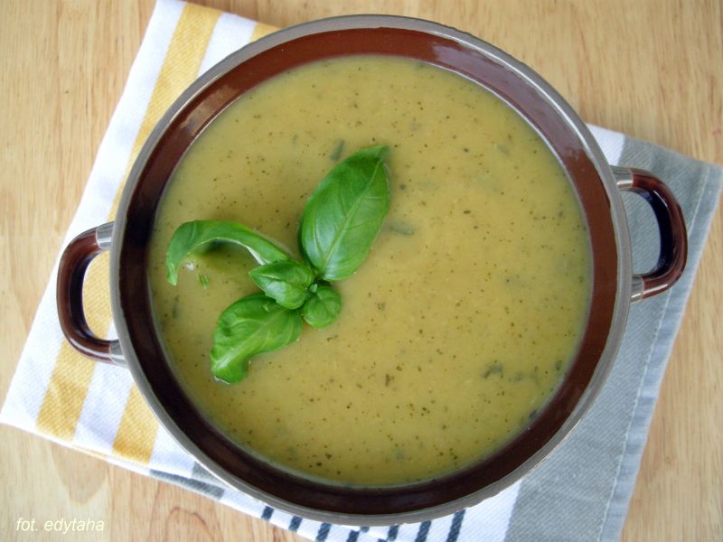 Krem z cukinii z selerem naciowym i bazylią Krem z cukinii z selerem naciowym i bazylią