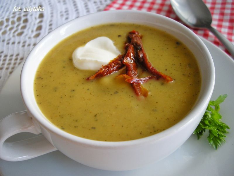 Krem z cukinii z suszonymi pomidorami
