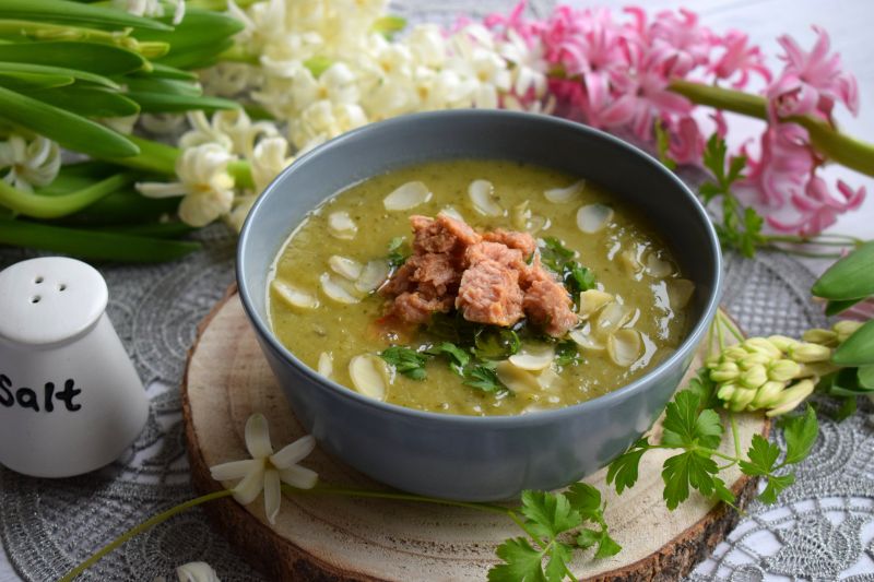 Krem z cukinii z tuńczykiem i płatkami migdałów