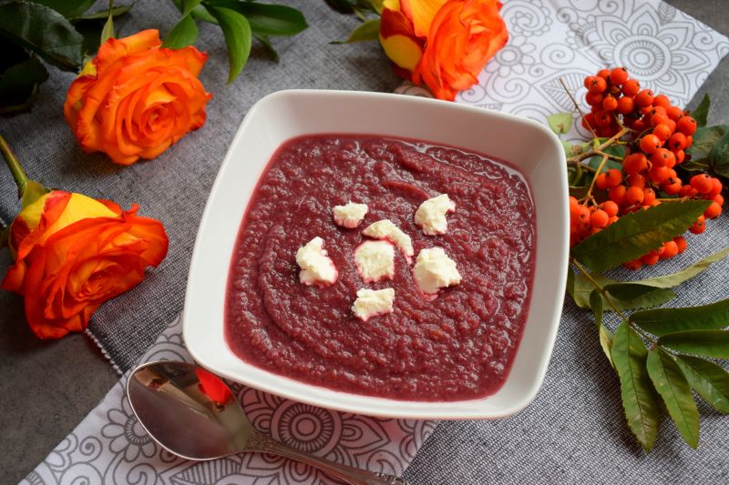 Krem z czerwonej kapusty z burakami i kozim serem Krem z czerwonej kapusty z burakami i kozim serem